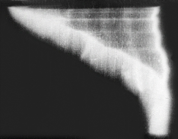 На непрерывной фоторазвертке в момент контакта с заземленной поверхностью ширина стримерной зоны близка к 25% ее длины