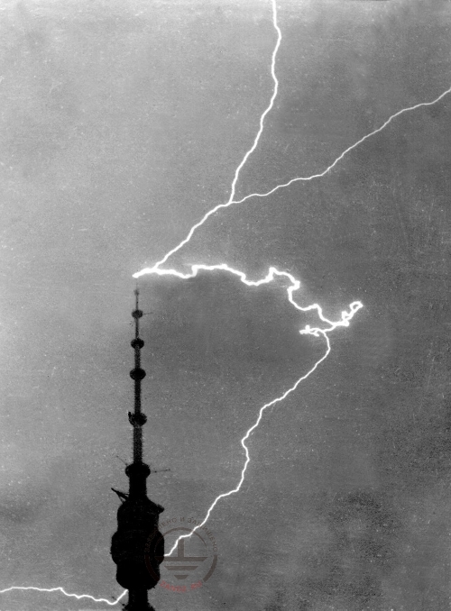 Статическая фотография восходящей молнии в Останкинскую телебашню
