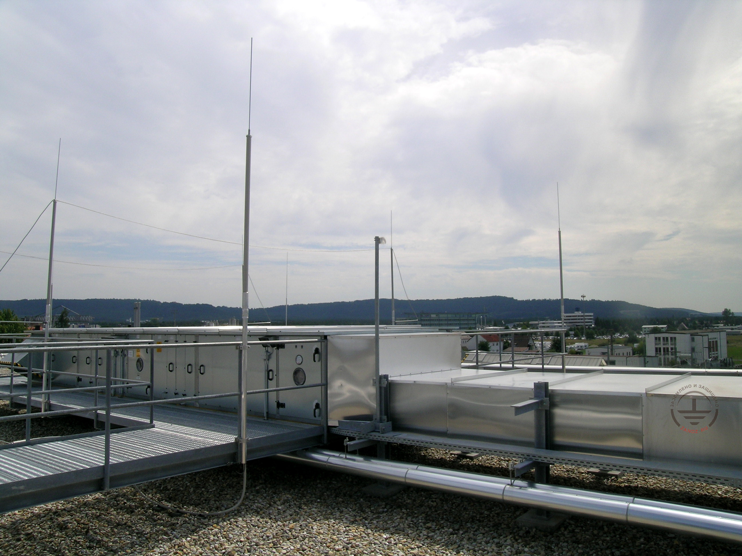 Мультистержневая система молниеотводов на крыше здания для защиты машин вентиляции производственного цеха