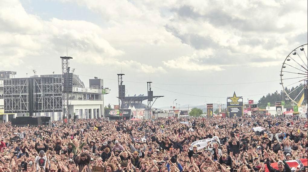 In the photos taken at the Rock am Ring festival in 2019, high lightning protection masts can be seen.
