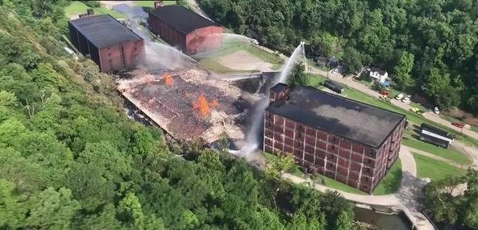 Пожар полностью уничтожил один из складов