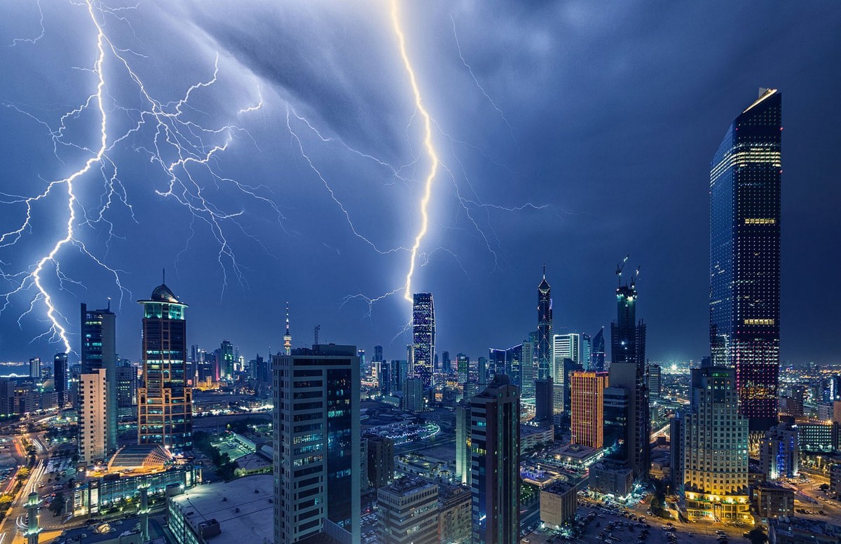 Is lightning dangerous in a large city?