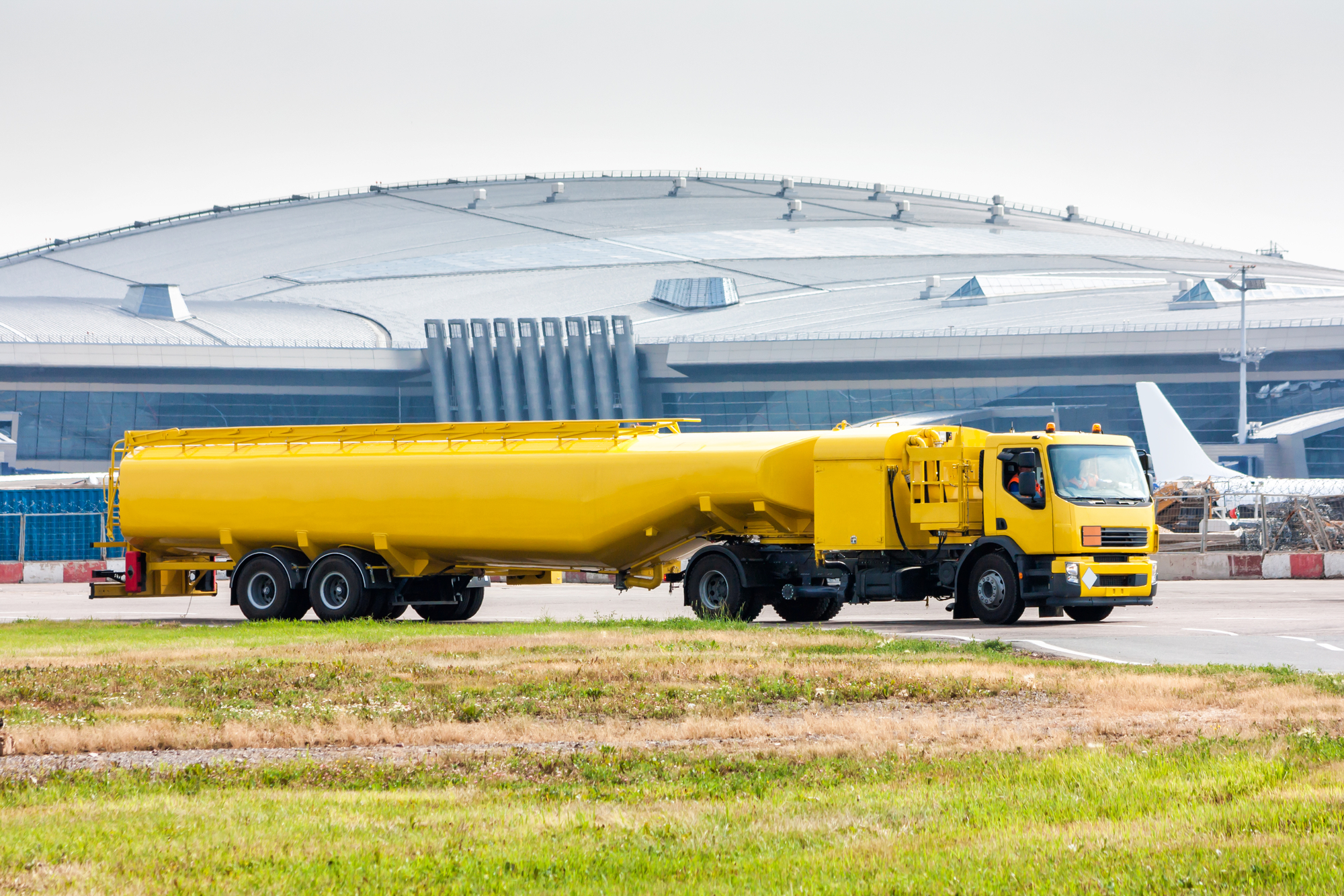 When jet fuel is loaded into a tank, it is required to use aluminum articulated pipes to avoid sparking due to static electricity.