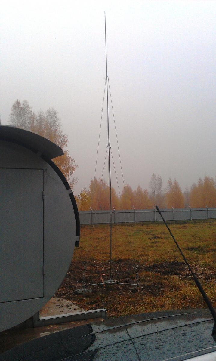 молниеотвод на трех бетонных основаниях.jpg