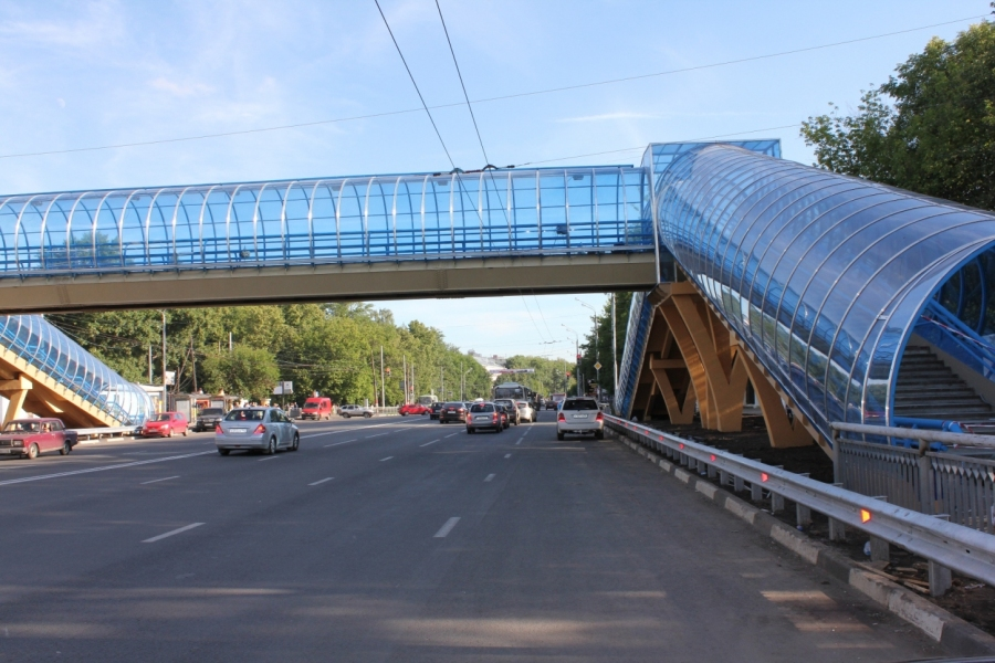 Коканд мост надземный. Надземный пешеходный мост. Пешеходный мост через дорогу. Пешеходный мост над дорогой.