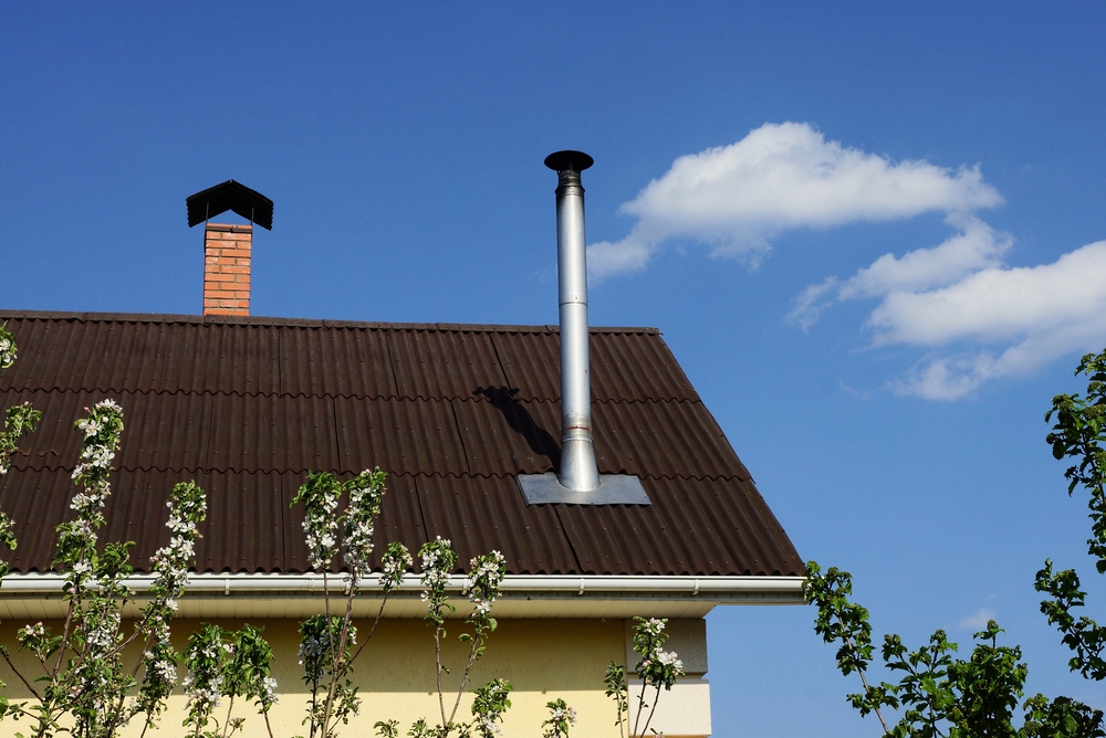 Protecting a metal chimney of a cottage against lightning