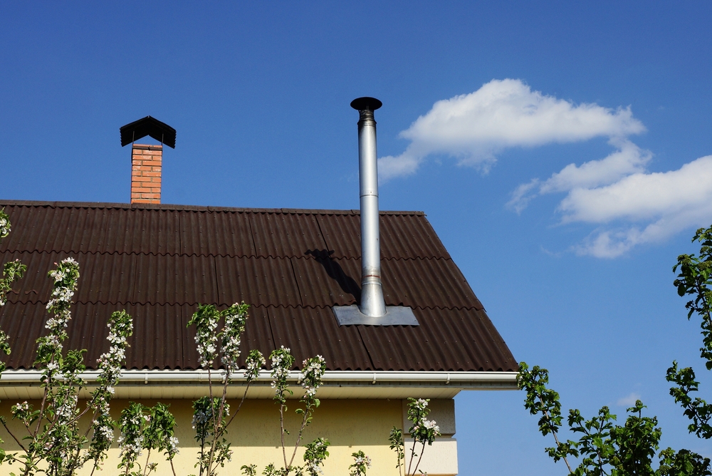 Protecting A Metal Chimney At A Cottage Against Lightning   Zashchita Ot Molnii Metallicheskoj Truby Kottedzha 