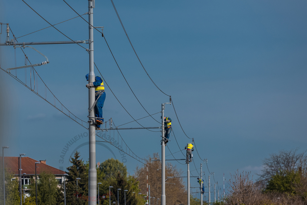 Grounding arrangement for main cable lines