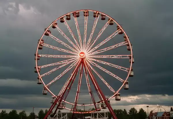 Удар молнии оставил 20 человек заблокированными на самом высоком колесе обозрения Японии